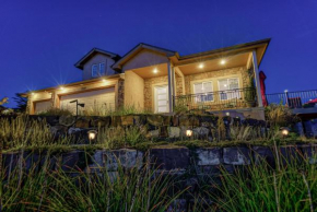 Large Home-Pikes Peak Views-High End-Pool Table